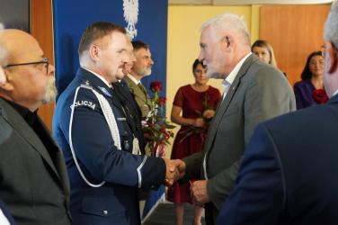 Komendant Powiatowy Policji w Busku-Zdroju insp. Andrzej Skowroński został uhonorowany medalem Pro Patria. Odznaczenie wręczono podczas wojewódzkich obchodów Dnia Weterana Walk o Niepodległość Rzeczypospolitej Polskiej, które odbyły się w Kielcach. Medal przyznawany jest osobom szczególnie zasłużonym w kultywowaniu pamięci o walce o niepodległość Polski.