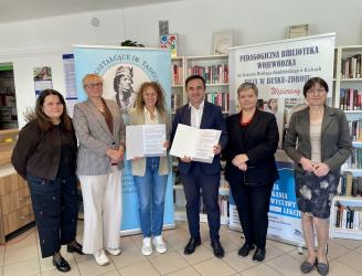 Nowe inicjatywy edukacyjne, kulturalne i czytelnicze czekają na uczniów I Liceum Ogólnokształcącego im. Tadeusza Kościuszki w Busku-Zdroju. Szkoła podpisała umowę o współpracy dydaktyczno-kulturalnej z Pedagogiczną Biblioteką Wojewódzką im. Gustawa Herlinga-Grudzińskiego w Kielcach.