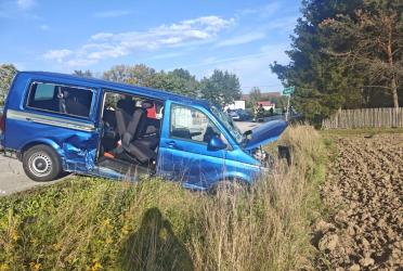 Do zderzenia samochodu osobowego z busem doszło w niedzielę, 4 października, na drodze powiatowej w Oblekoniu w gminie Pacanów. Pojazdami podróżowały łącznie trzy osoby. 42-letnia kierująca Volkswagena po udzieleniu pomocy została przewieziona do szpitala. Jak ustaliła policja, obie kierujące były trzeźwe.