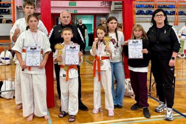 Znakomity występ zawodników Buskiej Szkoły Karate Kyokushin podczas Ogólnopolskiego Turnieju Karate Sendomiria Cup 2026 w Sandomierzu! Sześcioosobowa reprezentacja klubu wywalczyła aż pięć medali, w tym dwa złote, jeden srebrny i dwa brązowe. To kolejny sukces młodych karateków z Buska-Zdroju, którzy udowodnili, że potrafią skutecznie rywalizować z zawodnikami z całej Polski.