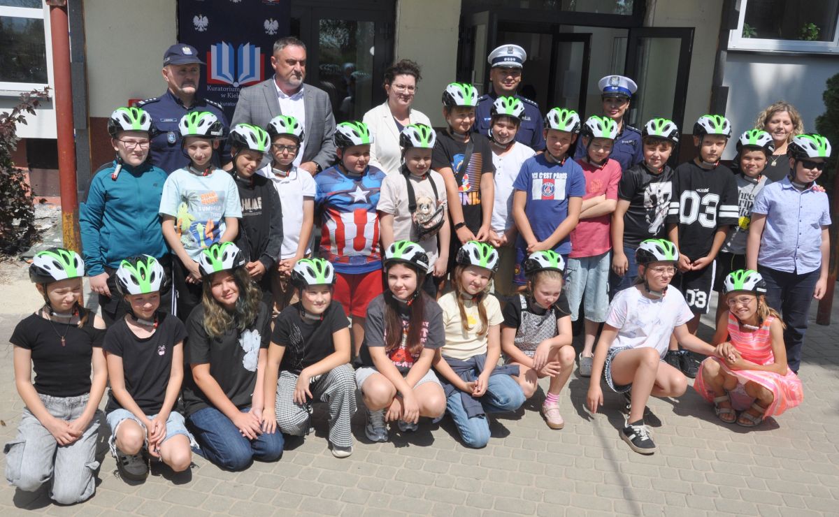 Kaski rowerowe dla uczniów w Pacanowie. Czwartoklasiści otrzymali je w ramach ogólnopolskiego programu