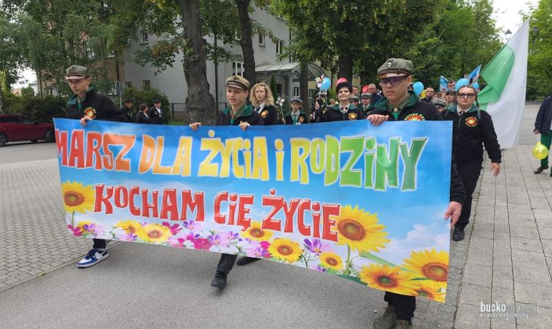Marsz dla �ycia i Rodziny przeszed� ulicami Buska-Zdroju. W Parku Zdrojowym odby� si� rodzinny festyn (foto). Foto: 42994_marsz_dla_zycia_busko_2026_001.jpg 