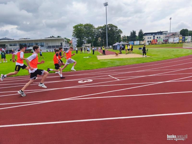 PSP nr 2 z Pucharem Burmistrza podczas Buskich Dni Sportu. Foto: 43012_buski_dzien_sportau_2026_2026_008.jpg 