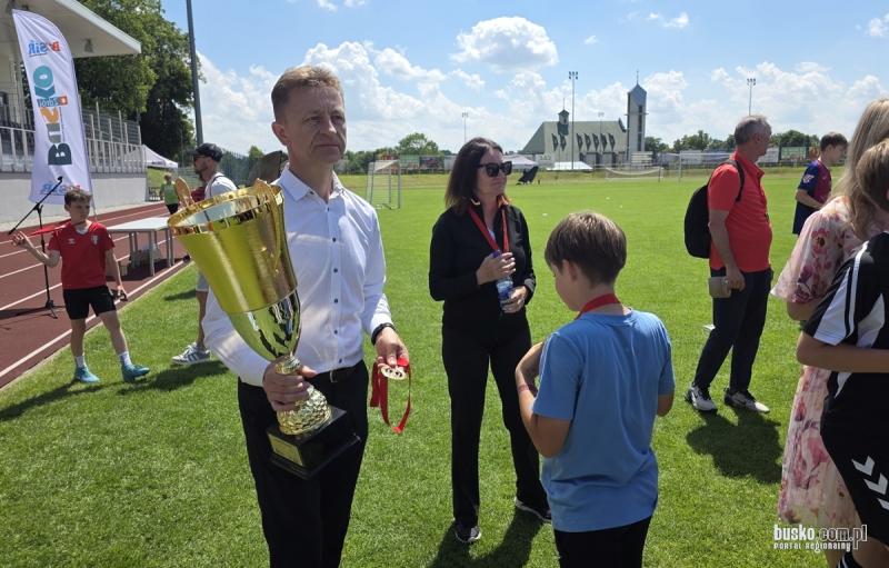 PSP nr 2 z Pucharem Burmistrza podczas Buskich Dni Sportu. Foto: 43012_buski_dzien_sportau_2026_2026_149.jpg 