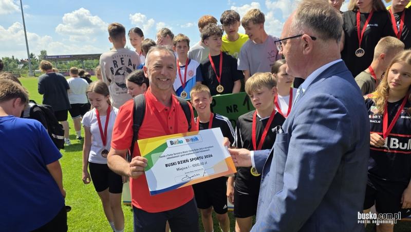 PSP nr 2 z Pucharem Burmistrza podczas Buskich Dni Sportu. Foto: 43012_buski_dzien_sportau_2026_2026_152.jpg 