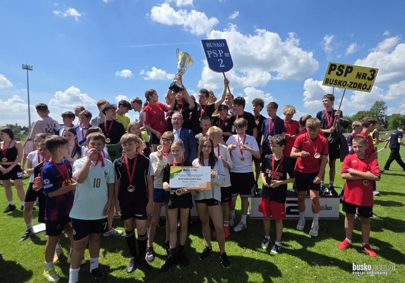 PSP nr 2 z Pucharem Burmistrza podczas Buskich Dni Sportu. Foto: 43012_buski_dzien_sportau_2026_2026_153.jpg 