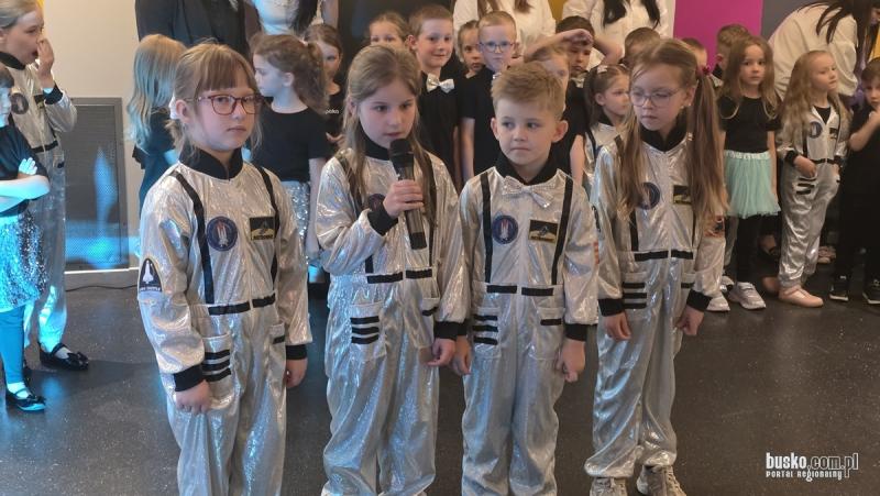 Kosmiczne zakończenie roku w Przedszkolu 'Słoneczko'. Mali absolwenci wyruszają w nową podróż. Foto: 43021_zakonczenie_roku_sloneczko_2026_098.jpg 