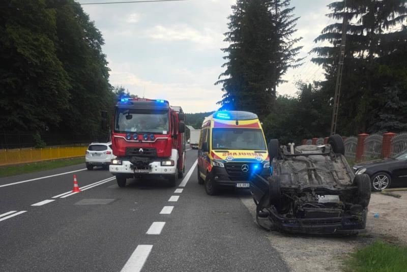 Dachowanie w Smogorzowie i wypadek motocyklisty w Wiślicy. Niebezpieczna niedziela na drogach powiatu buskiego. Foto: 43034_dachowanie_samochodu_smogorzow.jpg 