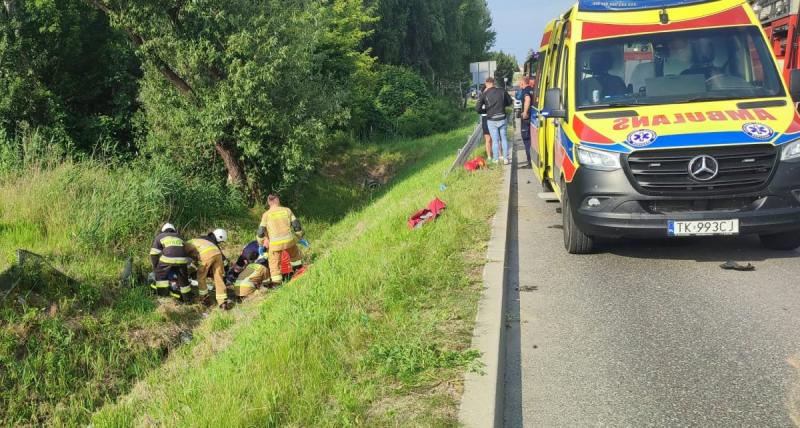 Dachowanie w Smogorzowie i wypadek motocyklisty w Wiślicy. Niebezpieczna niedziela na drogach powiatu buskiego. Foto: 43034_wypadek_motocyklisty.jpg 