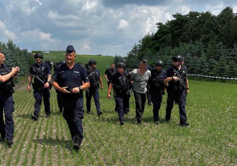 Poszukiwany za zab�jstwo 49-latek zatrzymany. Policja zako�czy�a ob�aw�. Foto: 43036_zatrzymany_w_sprawie_zabojstwa.jpg 
