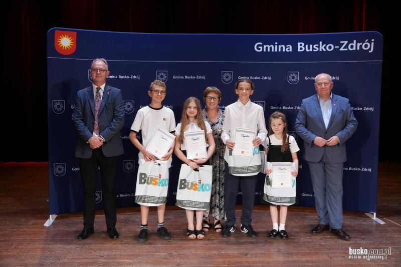 Najzdolniejsi uczniowie i młodzi sportowcy z gminy Busko-Zdrój wyróżnieni. Foto: 43047_nagrody_burmistrza_dla_uczniow_2026_150.jpg 