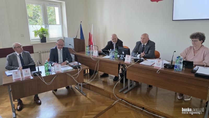 Burmistrz Buska-Zdroju z wotum zaufania i absolutorium. Za radnymi d�uga i emocjonuj�ca sesja. Foto: 43066_absolutorium_dla_burmistrza_2026_012.jpg 
