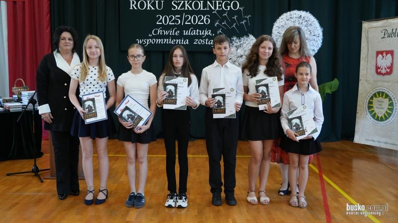 Zakończenie roku szkolnego 2025/2026 w Busku-Zdroju. Uczniowie odebrali świadectwa i rozpoczęli wakacje (foto). Foto: 43071_zakonczenie_roku_szkolnego_psp1_2026_082.JPG 