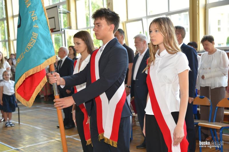 Zakończenie roku szkolnego 2025/2026 w Busku-Zdroju. Uczniowie odebrali świadectwa i rozpoczęli wakacje. Foto: 43071_zakonczenie_roku_szkolnego_psp3_2026_010.JPG 