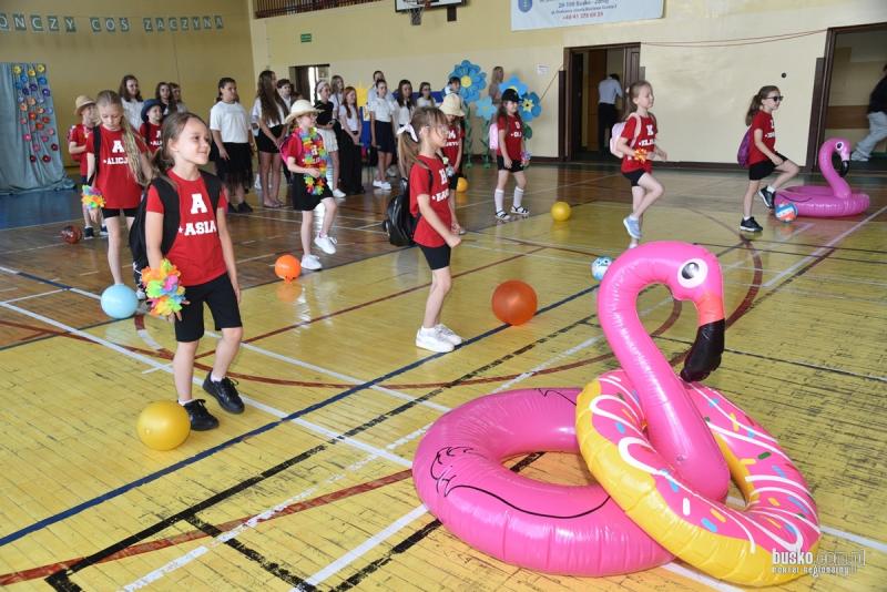 Zakończenie roku szkolnego 2025/2026 w Busku-Zdroju. Uczniowie odebrali świadectwa i rozpoczęli wakacje. Foto: 43071_zakonczenie_roku_szkolnego_psp3_2026_100.JPG 