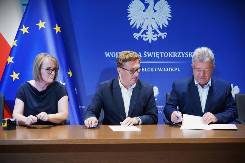 Ponad 4,6 mln z� dla Buska-Zdroju. Rz�d przekaza� 16 mln z� na drogi w �wi�tokrzyskiem. Foto: 43102_nowy_korczyn_dofinanowanie_na_remont_drog.jpg 