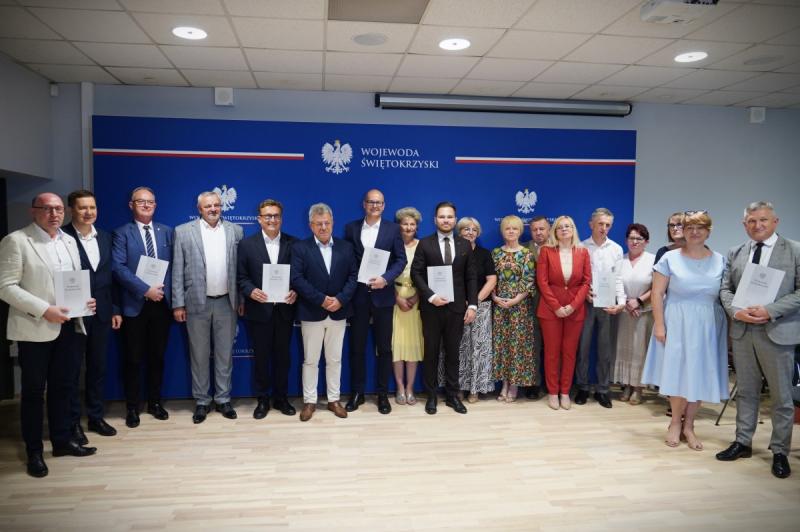 Ponad 4,6 mln z� dla Buska-Zdroju. Rz�d przekaza� 16 mln z� na drogi w �wi�tokrzyskiem. Foto: 43102_urzad_wojewodzki_dofinansowaie_dla_gmin_remont_drog.jpg 