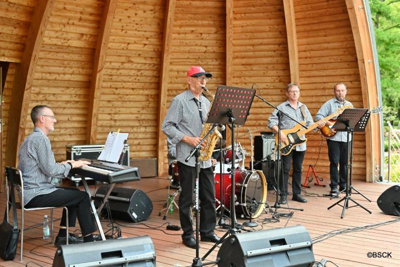 Festiwal im. Krystyny Jamroz. Dzi� Honorowi Obywatele Buska-Zdroju i ods�oni�cie festiwalowego S�oneczka. Foto: 43106_kwintet_cygana_muszla_koncertowa.jpg 