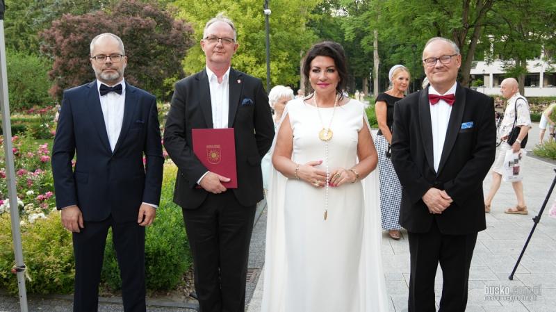 Alicja Węgorzewska odsłoniła swoje Słoneczko w buskim Parku Zdrojowym. Foto: 43112_odsloniecie_sloneczka_alicja_wegorzewska_2026_002.jpg 