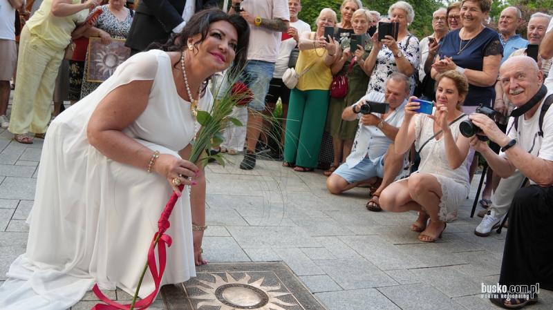 Alicja Węgorzewska odsłoniła swoje Słoneczko w buskim Parku Zdrojowym. Foto: 43112_odsloniecie_sloneczka_alicja_wegorzewska_2026_018.jpg 
