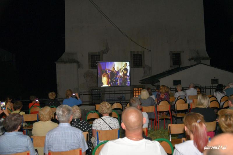 The WHOOP Group w Pi�czowie. Koncert b�dzie transmitowany na telebimie. Foto: 43118_koncert_klezmafour_synagoga.jpg 
