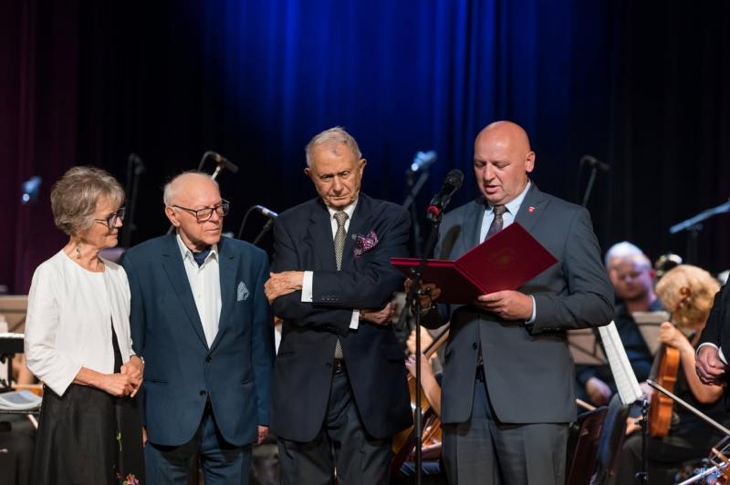 Henryk Kuźniak świętował 90. urodziny w Busku-Zdroju. Wyjątkowy koncert i Honorowe Obywatelstwa. Foto: 43122_koncert_urodziny_kuzniaka_honorowi_obyatele_buska_007.jpg 