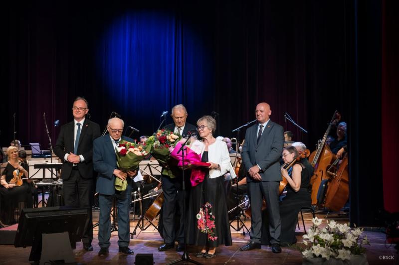 Henryk Kuźniak świętował 90. urodziny w Busku-Zdroju. Wyjątkowy koncert i Honorowe Obywatelstwa. Foto: 43122_koncert_urodziny_kuzniaka_honorowi_obyatele_buska_011.jpg 