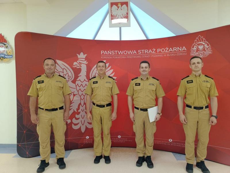Zmiany kadrowe w PSP Busko-Zdrój. Awanse i nowi strażacy od 1 lipca 2026 roku. Foto: 43131_zmiany_kadrowe_straz_busko_2.jpg 