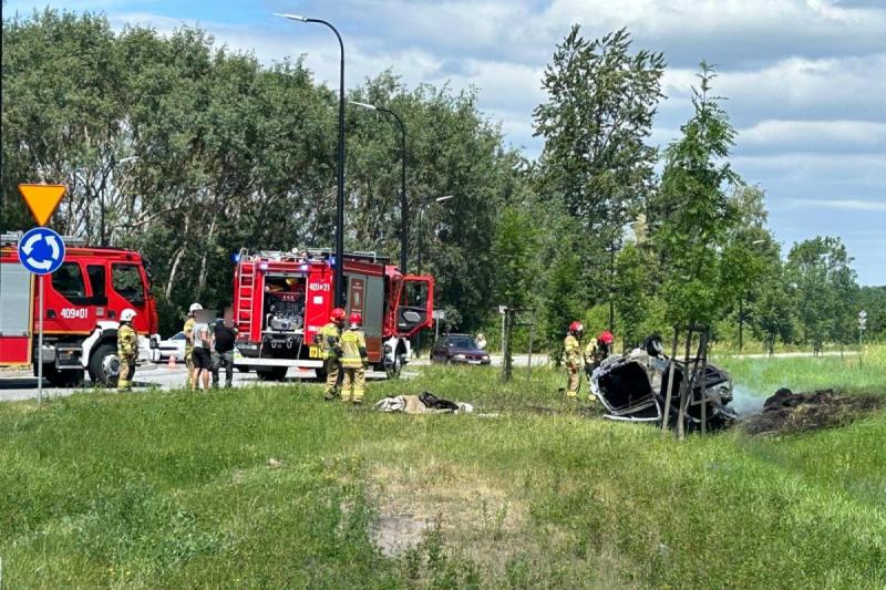 Dachowanie i pożar auta na drodze wojewódzkiej nr 973. 68-letni kierowca cudem wyszedł bez obrażeń. Foto: 43135_dachowanie_spalony_samochod_radzanow_007.jpg 