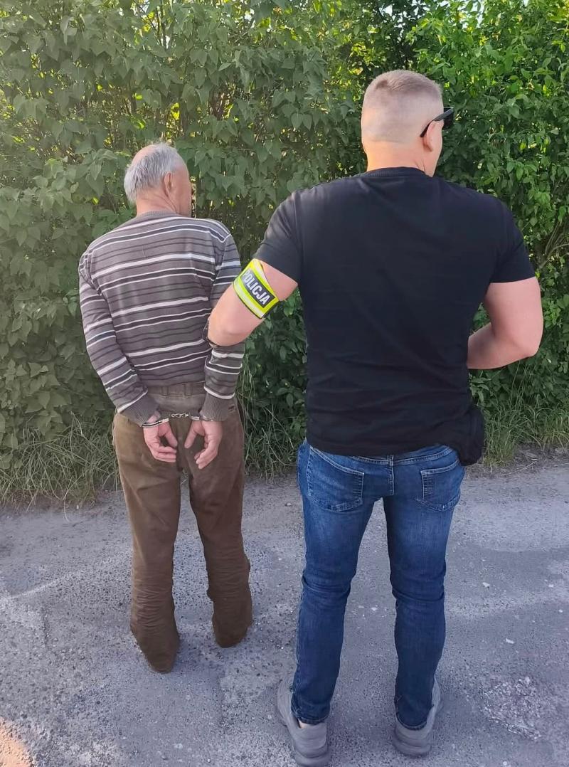 Koniec poszukiwań 65-latka z powiatu kieleckiego. Mężczyzna został zatrzymany przez policję. Foto: 43138_zatrzymany_mezczyzna_podejrzany_za_zabojstwo_kobiety_1.jpg 