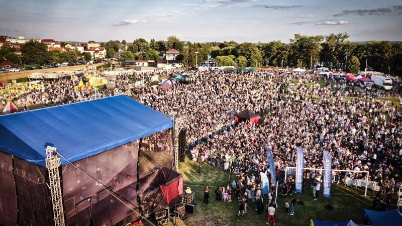 SKOLIM rozpali�  Dni Ponidzia 2026. T�umy bawi�y si� w Pi�czowie. Foto: 43144_dni_ponidzia_skolim_2026_001.jpg 
