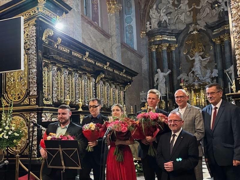 XXXII Festiwal u Cysters�w w J�drzejowie rozpocz�ty. Wyj�tkowa inauguracja z udzia�em Krystiana Ochmana. Foto: 43146_festiwal_organowy_jedrzejow_2.jpg 