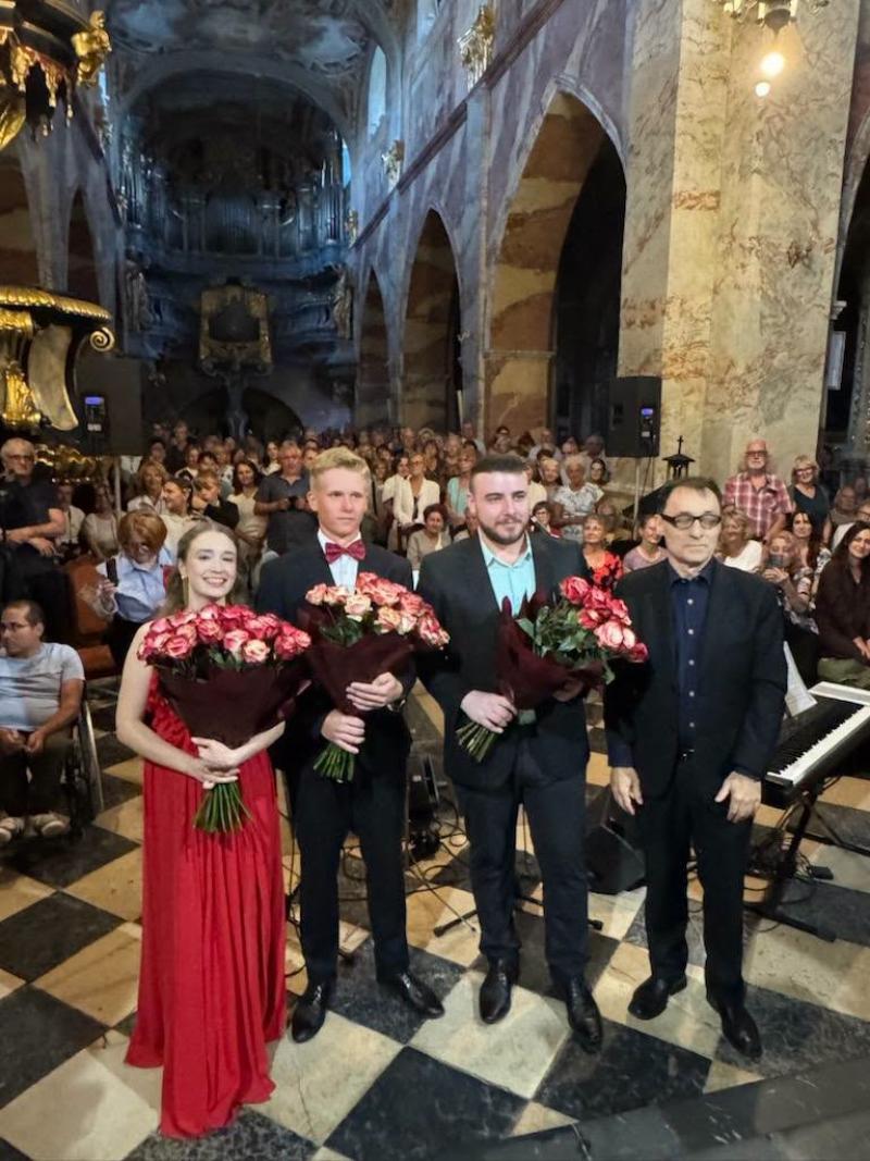 XXXII Festiwal u Cysters�w w J�drzejowie rozpocz�ty. Wyj�tkowa inauguracja z udzia�em Krystiana Ochmana. Foto: 43146_festiwal_organowy_jedrzejow_3.jpg 