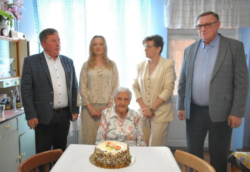 Genowefa Bobowiec �wi�tuje 100. urodziny. Wyj�tkowy jubileusz mieszkanki Nowego Korczyna. Foto: 43148_sto_lat_genowefy_bobowiec_nowy_korczyn_5.jpg 