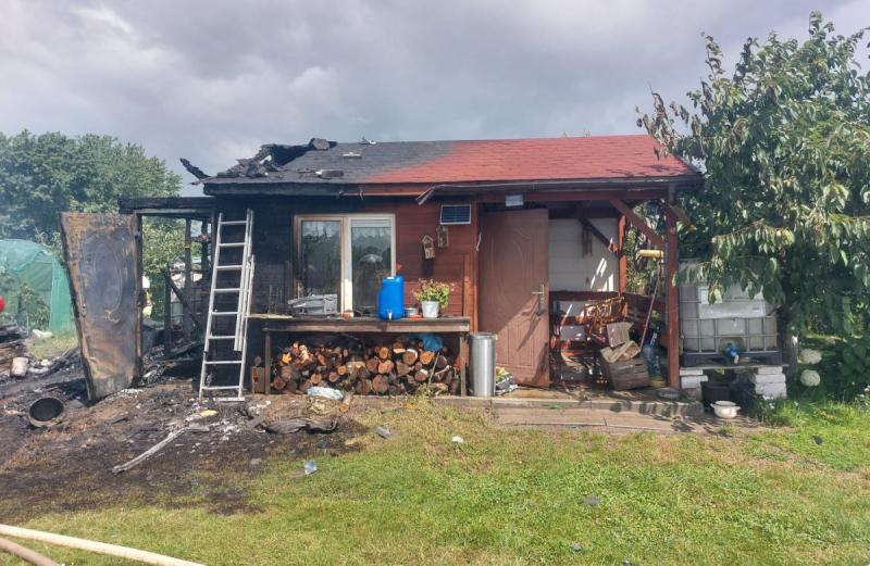 Po�ar domku letniskowego w Pacanowie. Stra�acy wynie�li butl� z gazem i kanister z benzyn�. Foto: 43169_pozar_domku_letniskowego_pacanow_1.jpg 