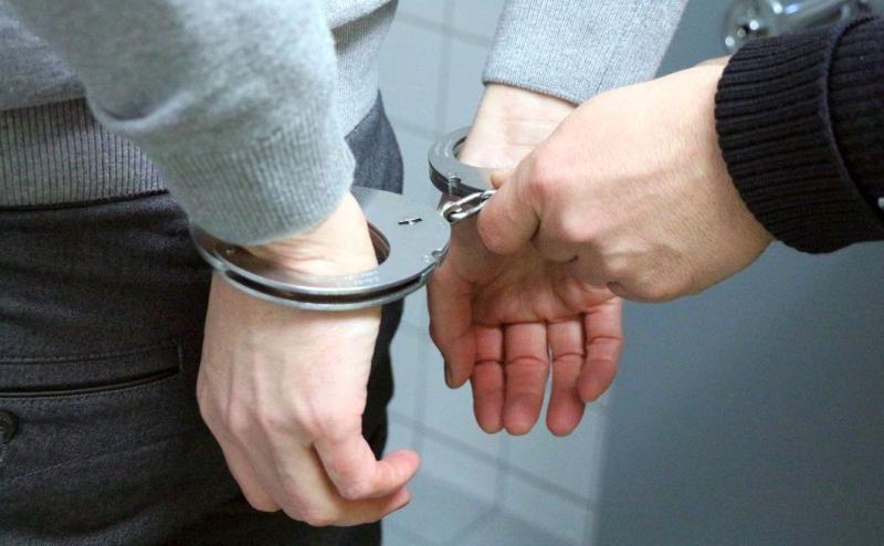 Seria w�ama� do sklepu w Stopnicy. 27-latek zatrzymany, grozi mu nawet 15 lat wi�zienia. Foto: 43192_kajdanki_zatrzymany.jpg 