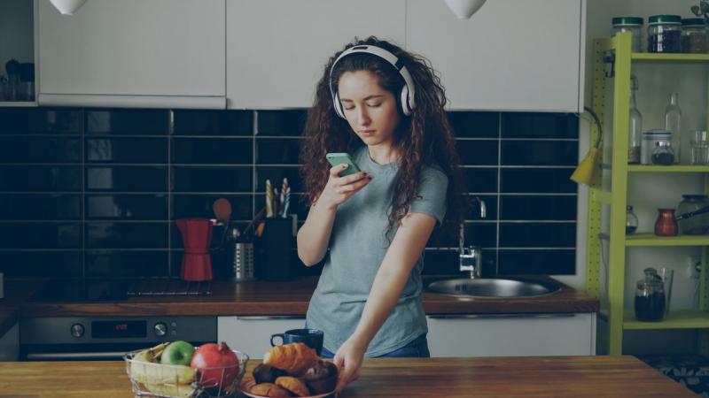 Gotujesz obiad lub relaksujesz si� w sypialni bez telewizora? Sprawd�, jak wygodnie ogl�da� stacje na �ywo na smartfonie lub tablecie. Foto: 43208_pilot_wp.jpg 