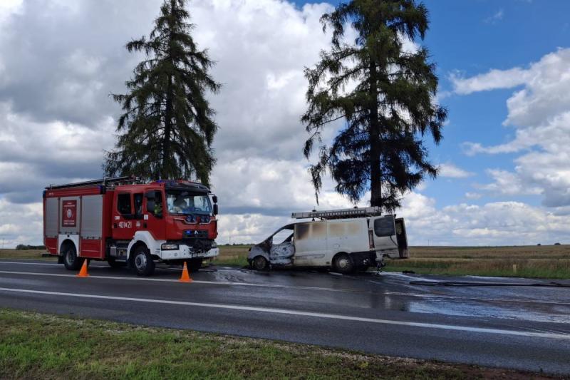 Po�ar samochodu dostawczego na DK73. Trasa w Pacanowie by�a zablokowana. Foto: 43220_pozar_samochodu_pacanow.jpg 