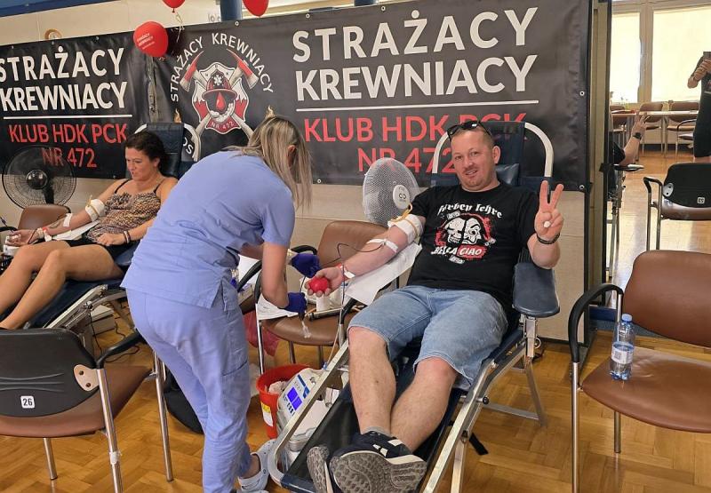 Busko-Zdr�j: 82 osoby odda�y krew podczas dwudniowej akcji. Mimo wakacji mieszka�cy nie zawiedli. Foto: 43226_strazycy_krewniacy_zbludowice_akcja_krwiodawstwa_010.jpg 