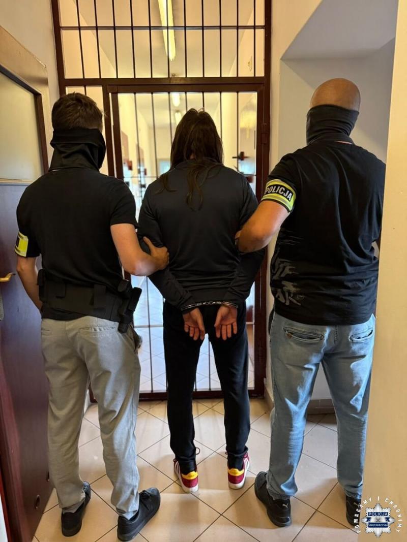 Ponad 5 kilogram�w marihuany i plantacja konopi w lesie. 36-latek trafi� do aresztu. Foto: 43229_zatrzyamnie_za_uprawe_konopii_jedrzejow_1.jpg 