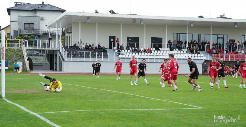 AKS 1947 Busko-Zdr�j przegra� z beniaminkiem cypryjskiej ekstraklasy. Cenna lekcja przed startem 3 ligi. Foto: 43230_sparing_aks_druzyna_cypr_035.JPG 