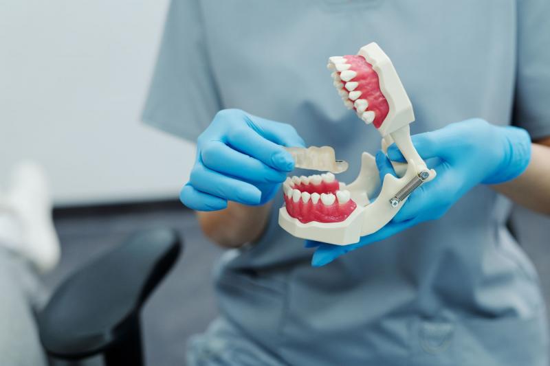 Implantacja jednofazowa we Lwowie: ząb i implant podczas jednej wizyty. Foto: 43242_implanty.jpg 