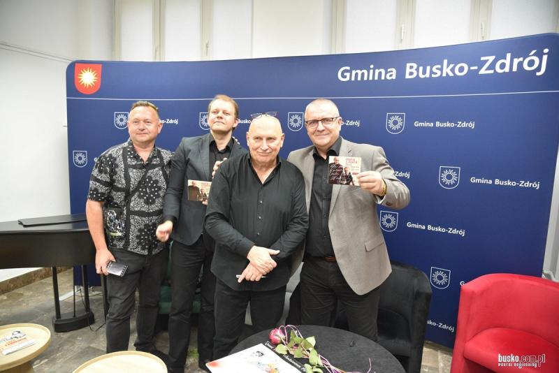 Owacje na stoj�co na zako�czenie 'Lata z Chopinem'. Pawlik & Pawlik Duo zachwycili publiczno��. Foto: 43262_lato_z_chopinem_koncert_pawlik_busko_035.jpg 
