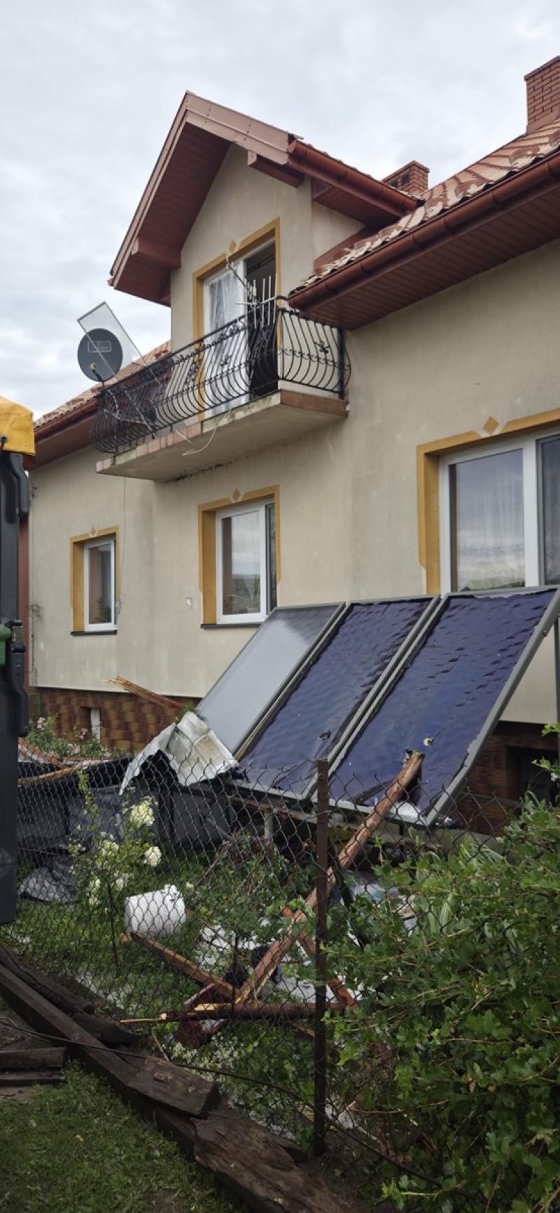 Burza nad powiatem buskim. Strażacy odnotowali 34 interwencje, najwięcej w gminie Nowy Korczyn. Foto: 43263_burza_nad_powiatem_buskim_004.jpg 