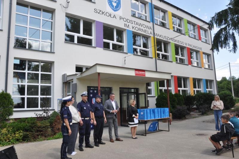 Kaski rowerowe dla uczniów w Pacanowie. Czwartoklasiści otrzymali je w ramach ogólnopolskiego programu. Foto: 43272_kaski_dla_uczniow_pacanow_3.jpg 