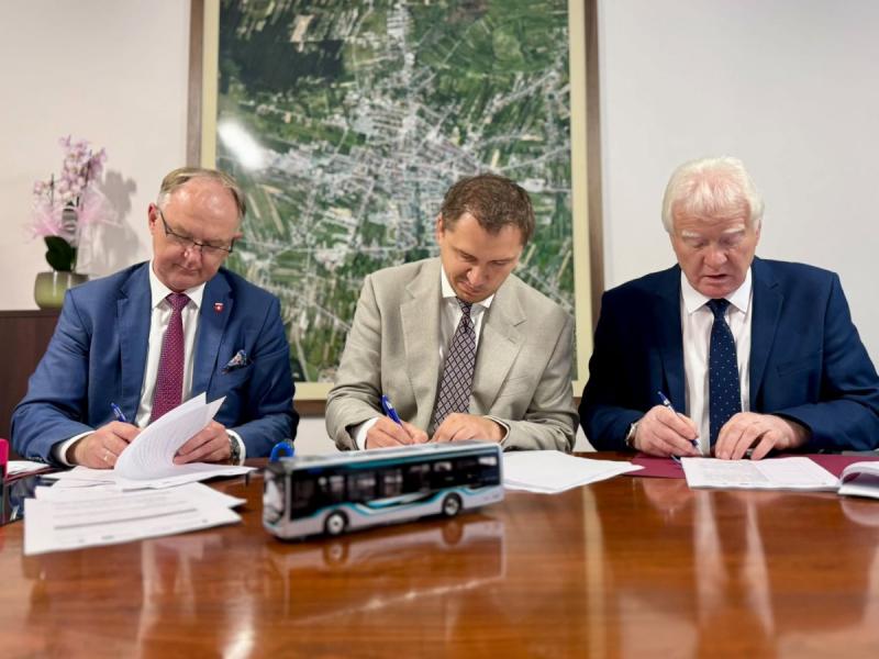 Busko-Zdrój i Stopnica stawiają na ekologiczny transport. Pięć autobusów elektrycznych wyjedzie na drogi regionu. Foto: 43278_nowe_autobusy_busko_stopnica_2.jpg 