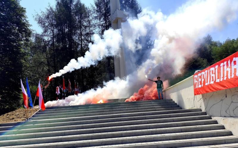 Pamięć o bohaterach Republiki Pińczowskiej trwa. Pod Górą Byczowską oddano hołd partyzantom. Foto: 43288_republika_pinczowska_uroczystosci_1.jpg 