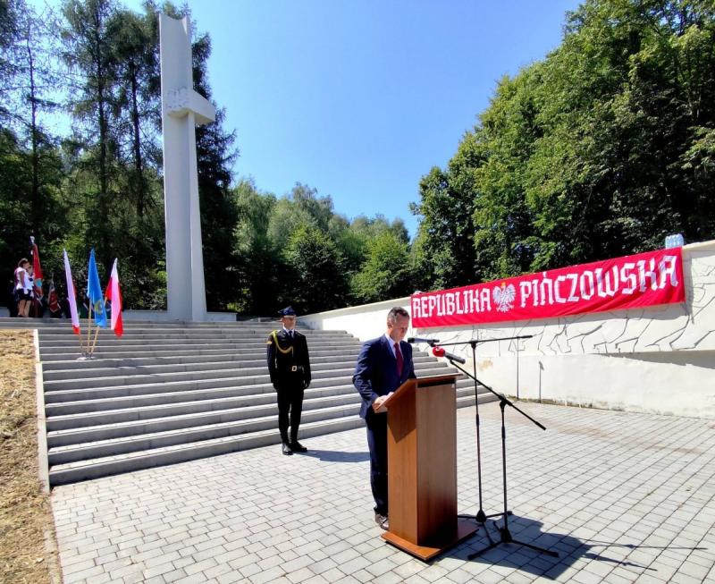 Pamięć o bohaterach Republiki Pińczowskiej trwa. Pod Górą Byczowską oddano hołd partyzantom. Foto: 43288_republika_pinczowska_uroczystosci_4.jpg 