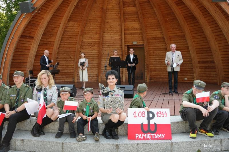 Busko-Zdrój uczciło 82. rocznicę Powstania Warszawskiego. Koncert 'Warszawo Pamiętamy'. Foto: 43298_spiewanie_piesni_patriotycznych_w_rocznice_powstania_2026010.jpg 