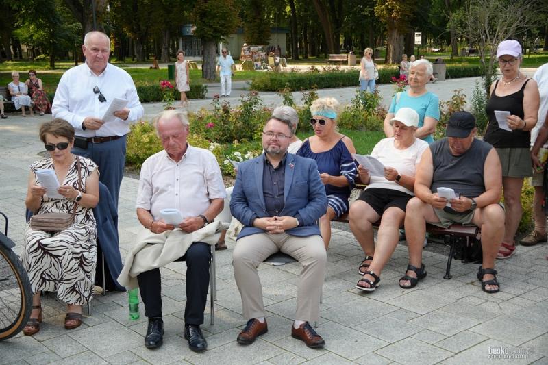 Busko-Zdrój uczciło 82. rocznicę Powstania Warszawskiego. Koncert 'Warszawo Pamiętamy'. Foto: 43298_spiewanie_piesni_patriotycznych_w_rocznice_powstania_2026041.jpg 